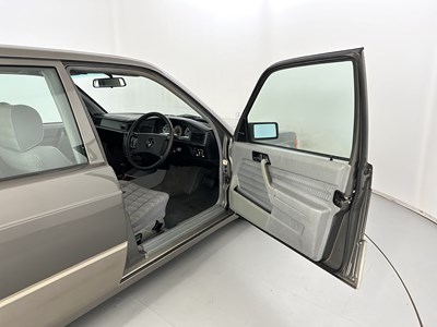 Lot 5 - 1990 Mercedes-Benz 190E
