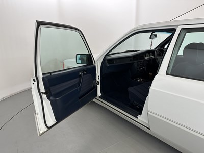 Lot 32 - 1989 Mercedes-Benz 190E