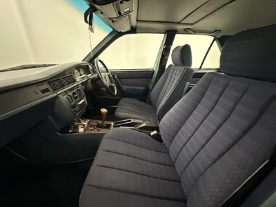 Lot 32 - 1989 Mercedes-Benz 190E