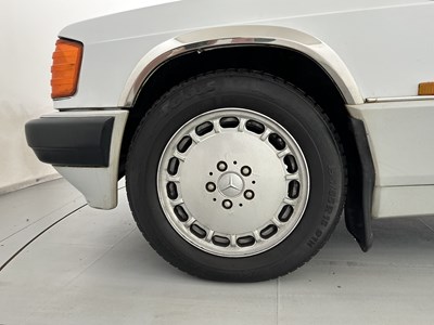 Lot 32 - 1989 Mercedes-Benz 190E
