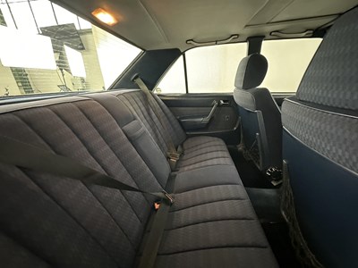 Lot 32 - 1989 Mercedes-Benz 190E