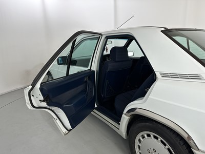 Lot 32 - 1989 Mercedes-Benz 190E