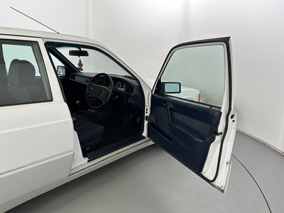 Lot 32 - 1989 Mercedes-Benz 190E