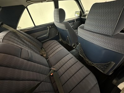 Lot 32 - 1989 Mercedes-Benz 190E