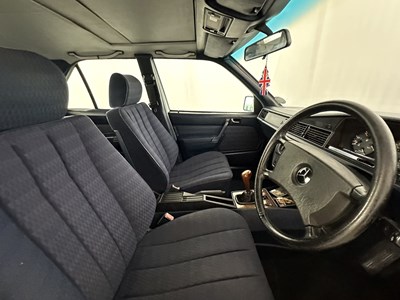 Lot 32 - 1989 Mercedes-Benz 190E