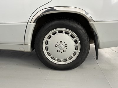 Lot 32 - 1989 Mercedes-Benz 190E