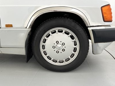 Lot 32 - 1989 Mercedes-Benz 190E