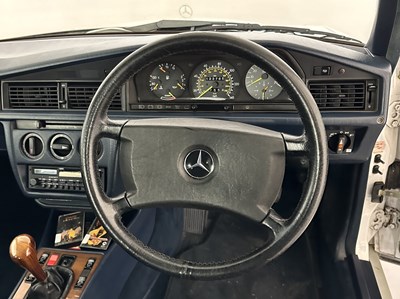 Lot 32 - 1989 Mercedes-Benz 190E