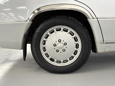 Lot 32 - 1989 Mercedes-Benz 190E