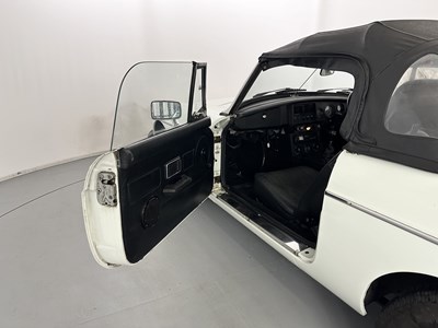 Lot 4 - 1977 MG B Roadster