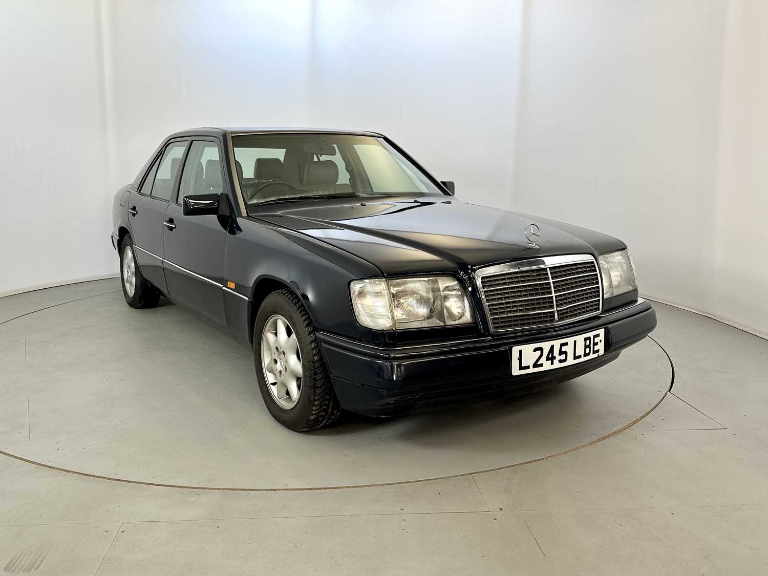 Lot 24 - 1993 Mercedes-Benz 200E