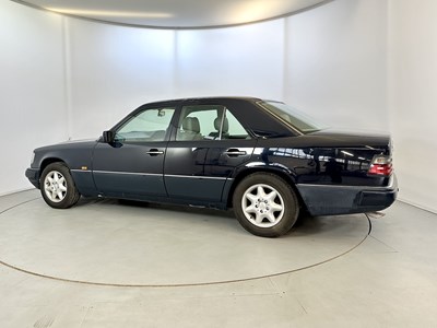 Lot 24 - 1993 Mercedes-Benz 200E
