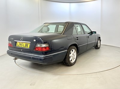 Lot 24 - 1993 Mercedes-Benz 200E