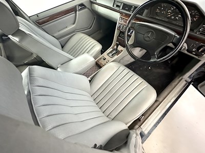 Lot 24 - 1993 Mercedes-Benz 200E