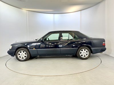 Lot 24 - 1993 Mercedes-Benz 200E
