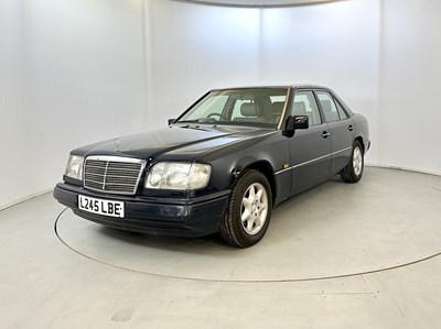 Lot 24 - 1993 Mercedes-Benz 200E