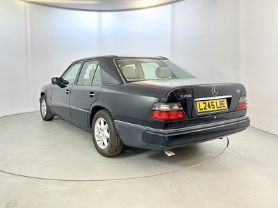 Lot 24 - 1993 Mercedes-Benz 200E