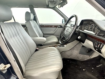 Lot 24 - 1993 Mercedes-Benz 200E
