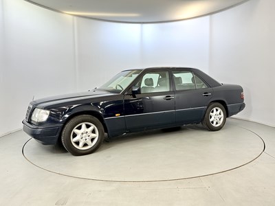 Lot 24 - 1993 Mercedes-Benz 200E