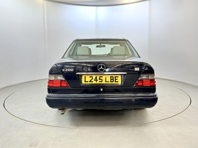 Lot 24 - 1993 Mercedes-Benz 200E