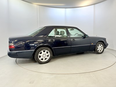 Lot 24 - 1993 Mercedes-Benz 200E