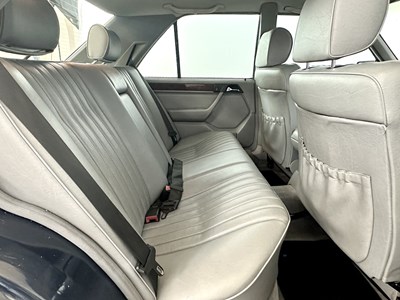 Lot 24 - 1993 Mercedes-Benz 200E