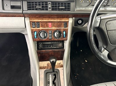 Lot 24 - 1993 Mercedes-Benz 200E