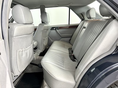 Lot 24 - 1993 Mercedes-Benz 200E