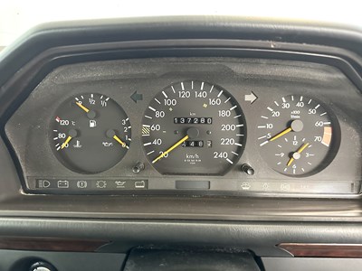 Lot 24 - 1993 Mercedes-Benz 200E