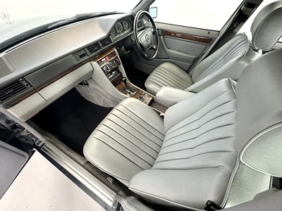 Lot 24 - 1993 Mercedes-Benz 200E