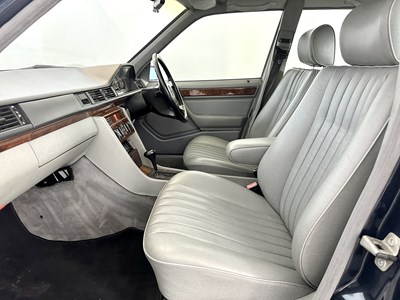 Lot 24 - 1993 Mercedes-Benz 200E