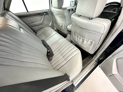Lot 24 - 1993 Mercedes-Benz 200E