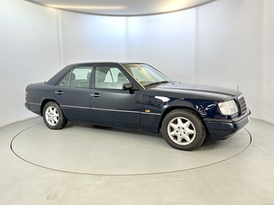 Lot 24 - 1993 Mercedes-Benz 200E