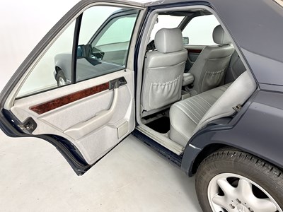 Lot 24 - 1993 Mercedes-Benz 200E