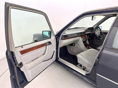 Lot 24 - 1993 Mercedes-Benz 200E