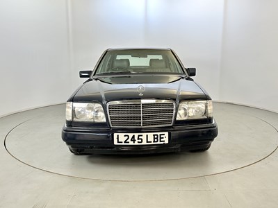 Lot 24 - 1993 Mercedes-Benz 200E