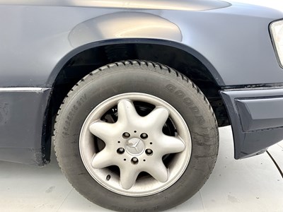 Lot 24 - 1993 Mercedes-Benz 200E