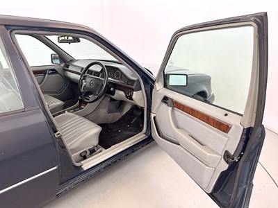 Lot 24 - 1993 Mercedes-Benz 200E