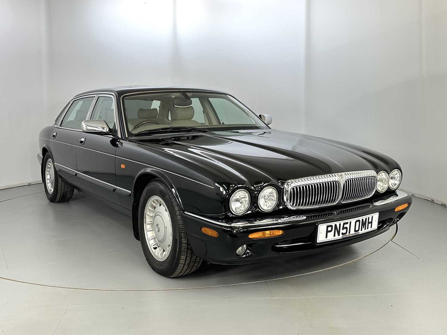 Lot 52 - 2001 Daimler V8 LWB