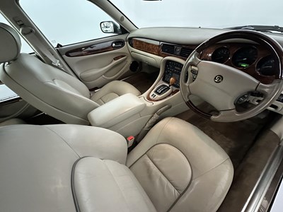 Lot 52 - 2001 Daimler V8 LWB