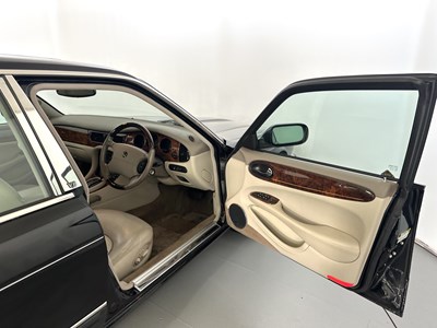 Lot 52 - 2001 Daimler V8 LWB