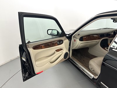 Lot 52 - 2001 Daimler V8 LWB