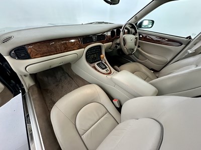 Lot 52 - 2001 Daimler V8 LWB