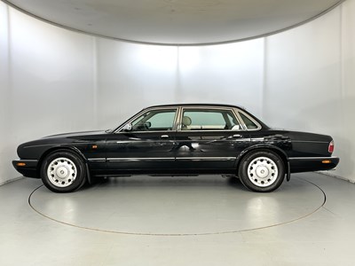 Lot 52 - 2001 Daimler V8 LWB