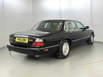 Lot 52 - 2001 Daimler V8 LWB