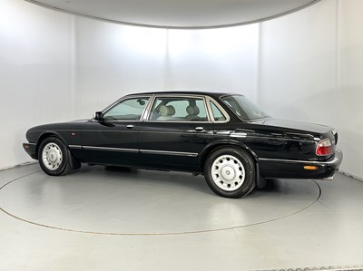Lot 52 - 2001 Daimler V8 LWB