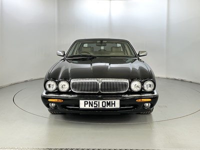 Lot 52 - 2001 Daimler V8 LWB