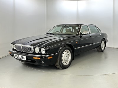 Lot 52 - 2001 Daimler V8 LWB