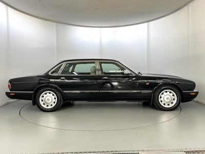 Lot 52 - 2001 Daimler V8 LWB