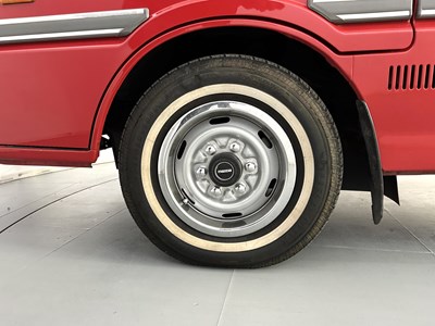 Lot 74 - 1997 Mazda E2000